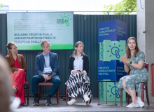 Teilnehmende eines Panels sitzen gemeinsam auf der Bühne des Creative Bureaucracy Festivals