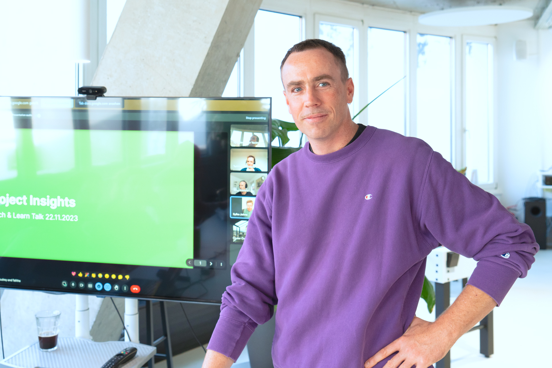 Bob beim Einrichten eines hybriden Meetings im DigitalService Office.