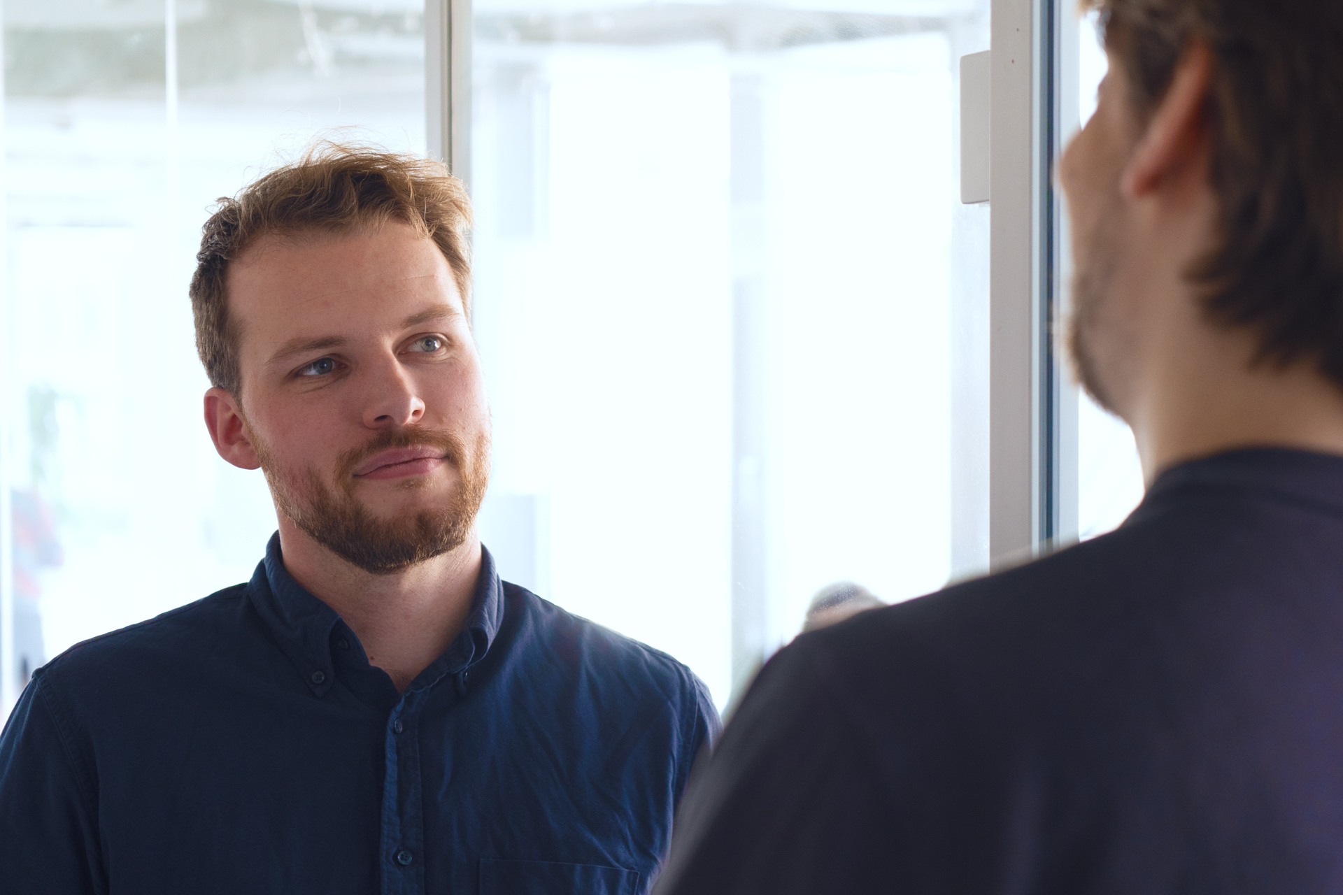 Julian Rösner im Gespräch mit einem Kollegen.