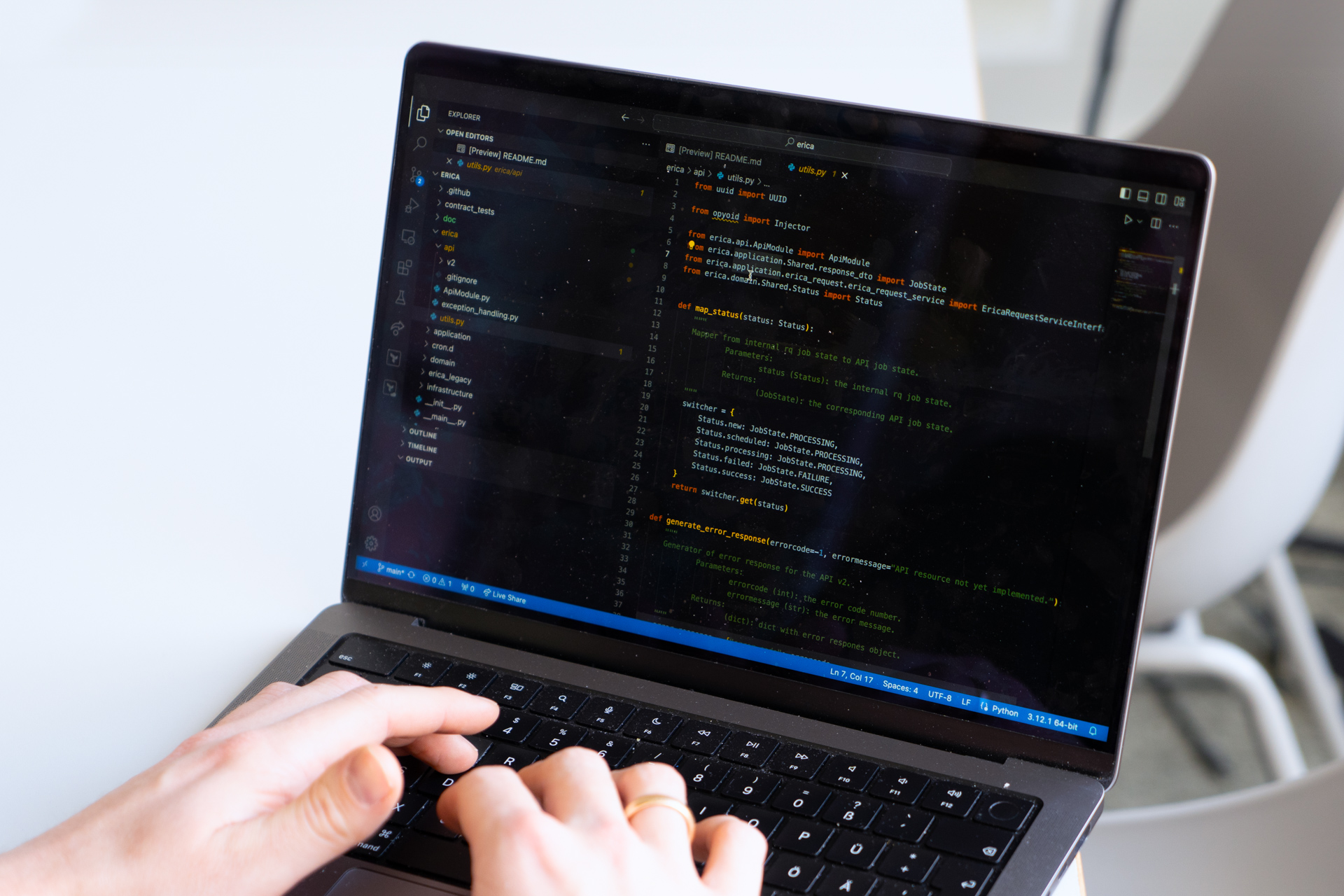 Auf einem Bildschirm ist Programiersprache zu erkennen.