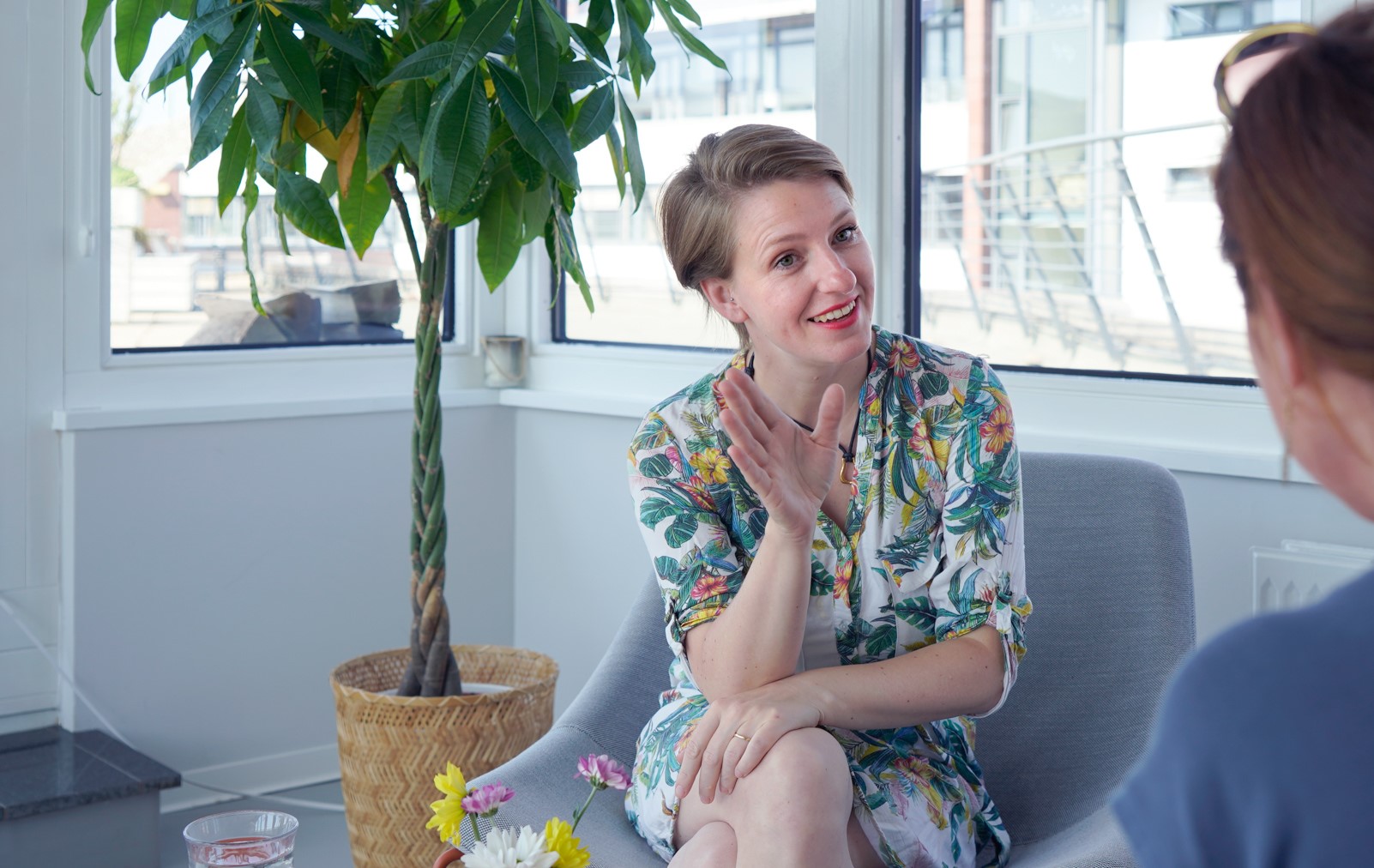 Interviewpartnerin Jutta im Gespräch mit einer Kollegin im Büro des DigitalService