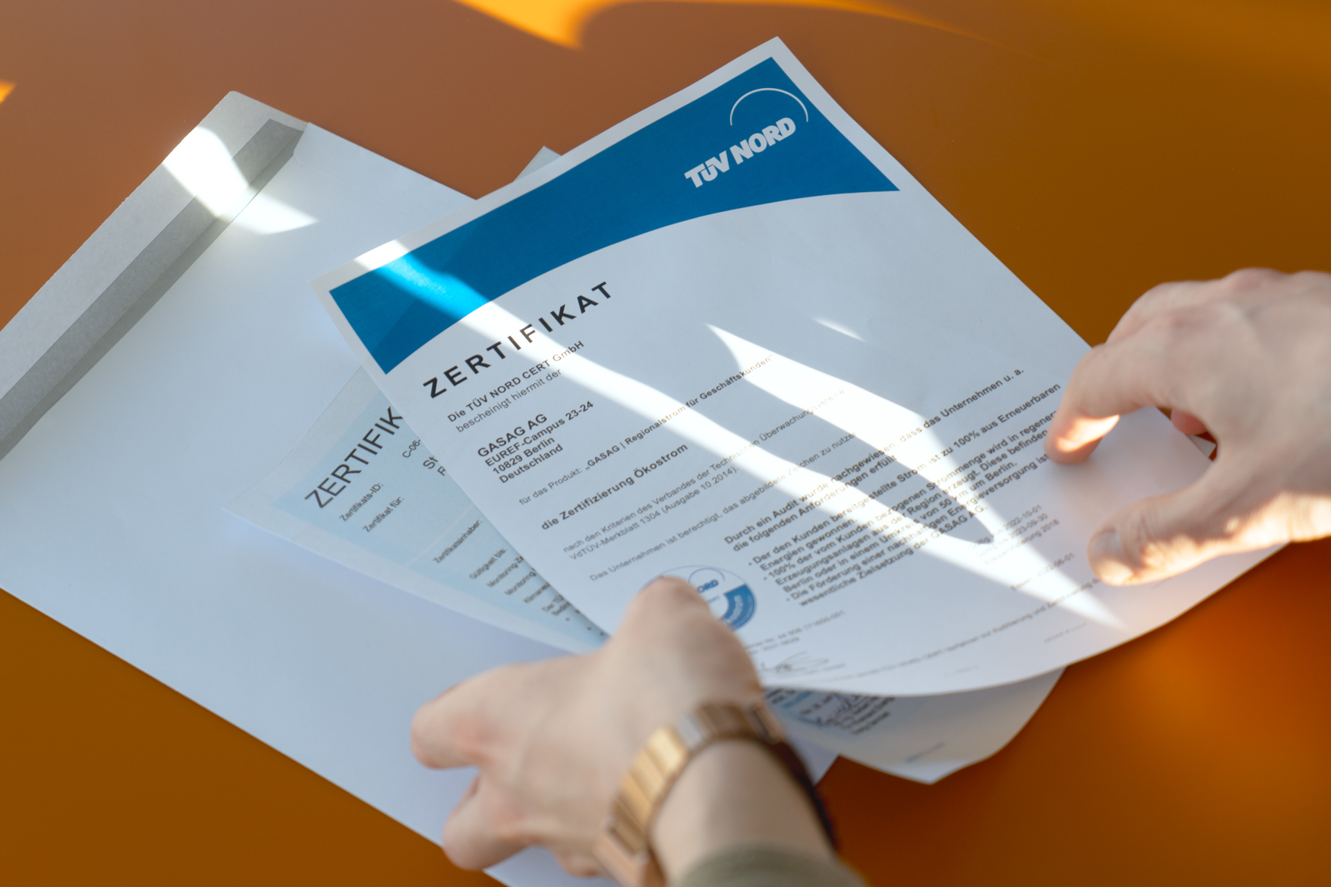 Das Ökostrom-Zertifikat des DigitalService liegt auf einem Tisch.