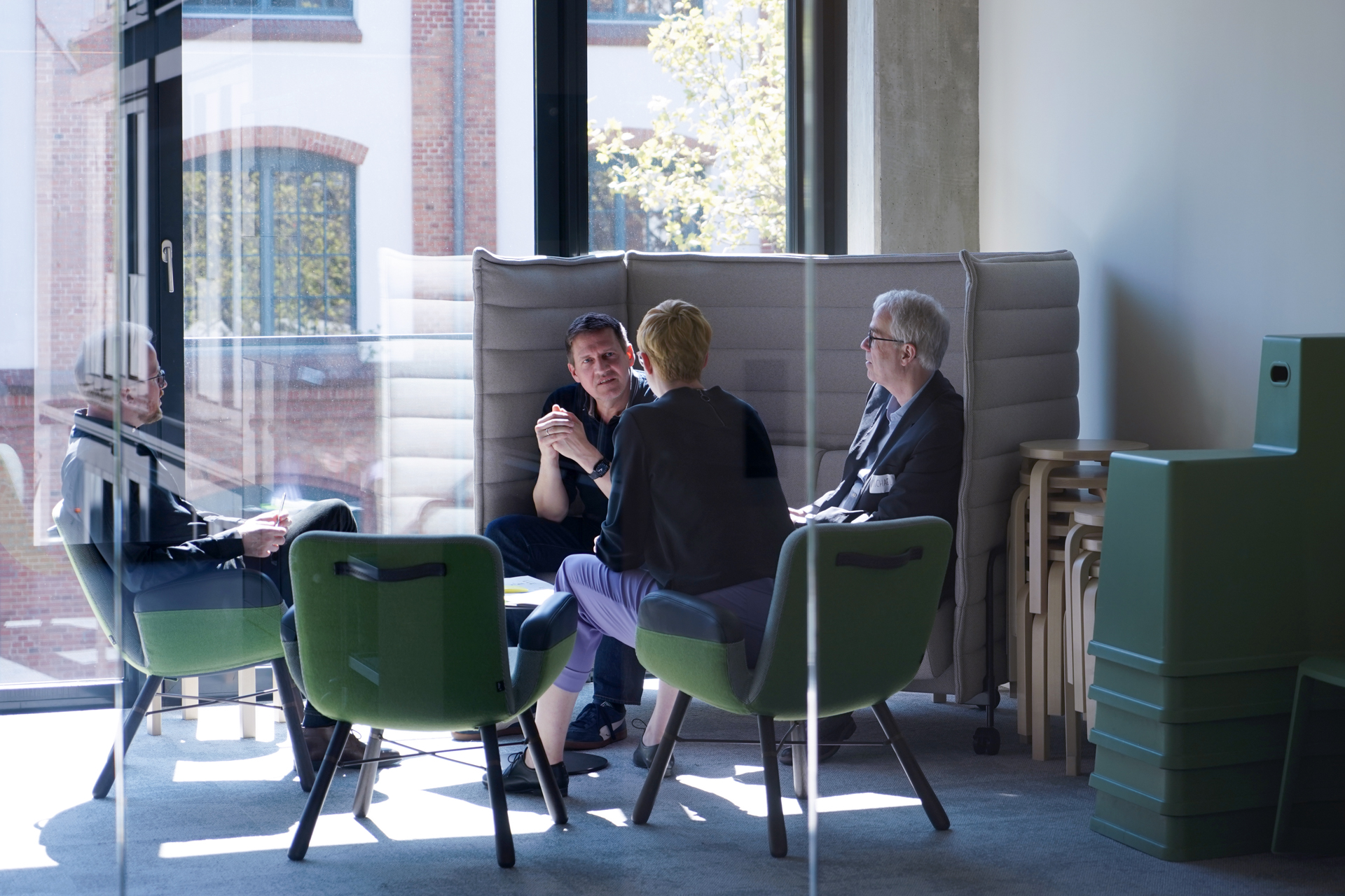 Mitglieder der interministeriellen Arbeitsgruppe sitzen zusammen und diskutieren