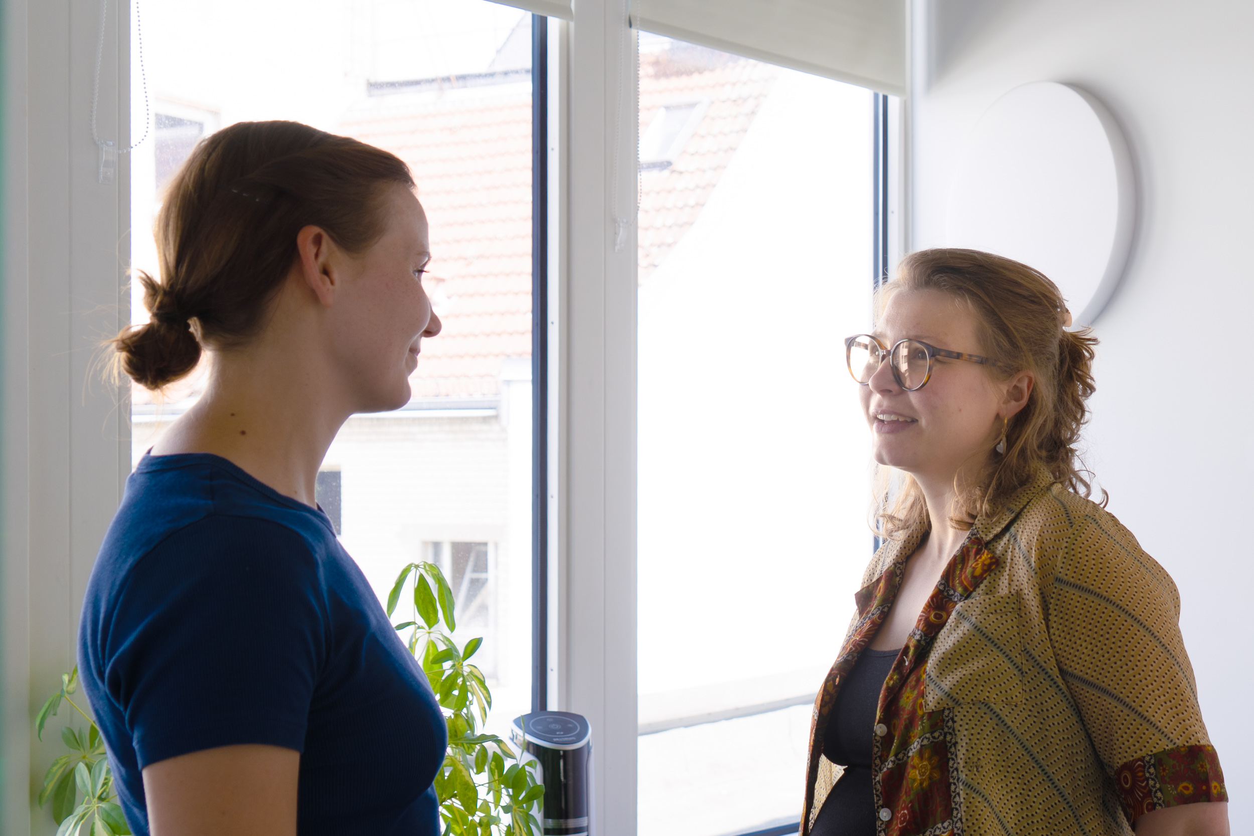 Julia, People Operations Managerin, und Lene, Senior Transformation Managerin, im Gespräch im Büro des DigitalService