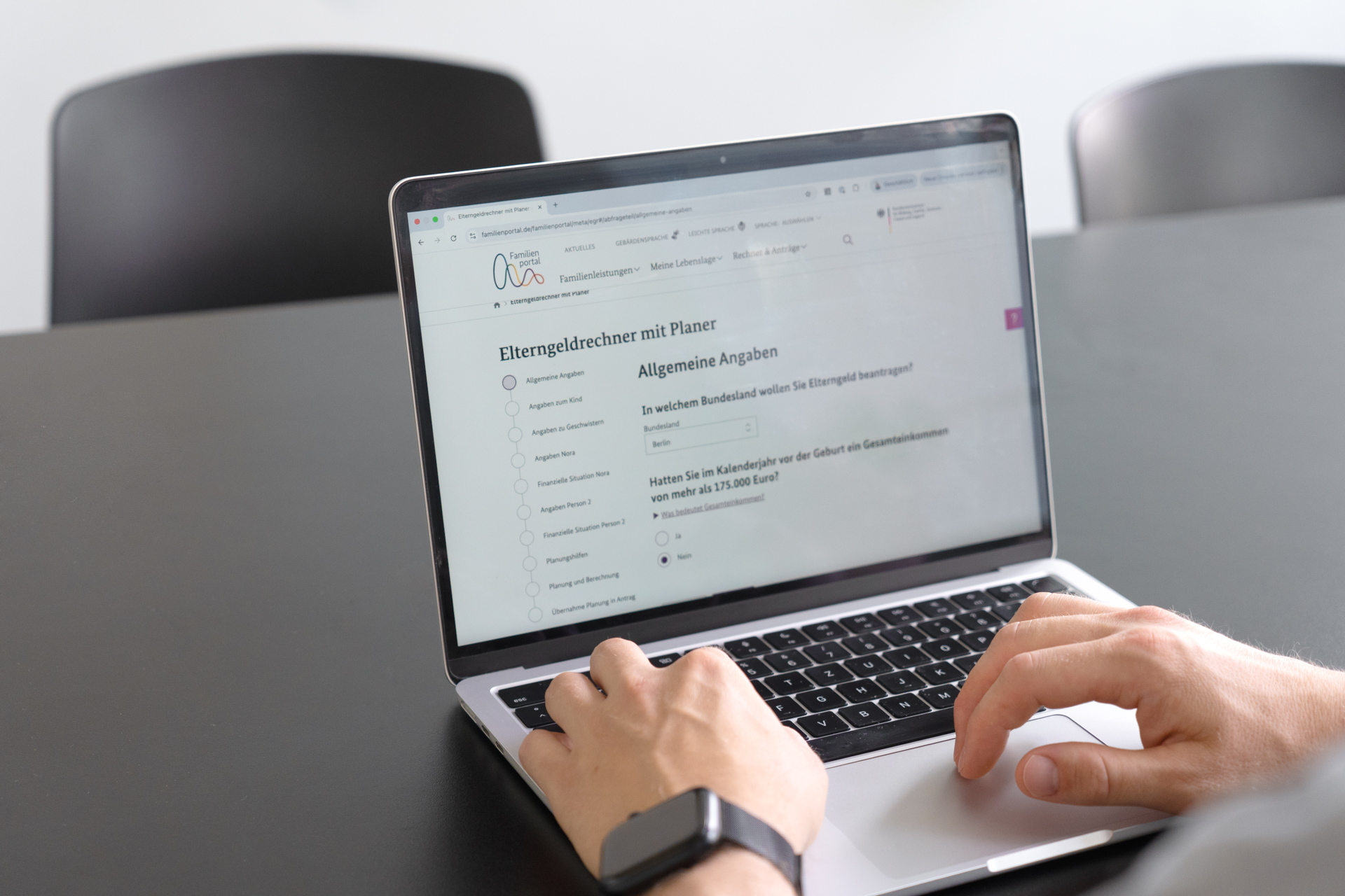 Der Online-Service Elterngeldrechner wird auf einem Laptop genutzt und mit Informationen befüllt