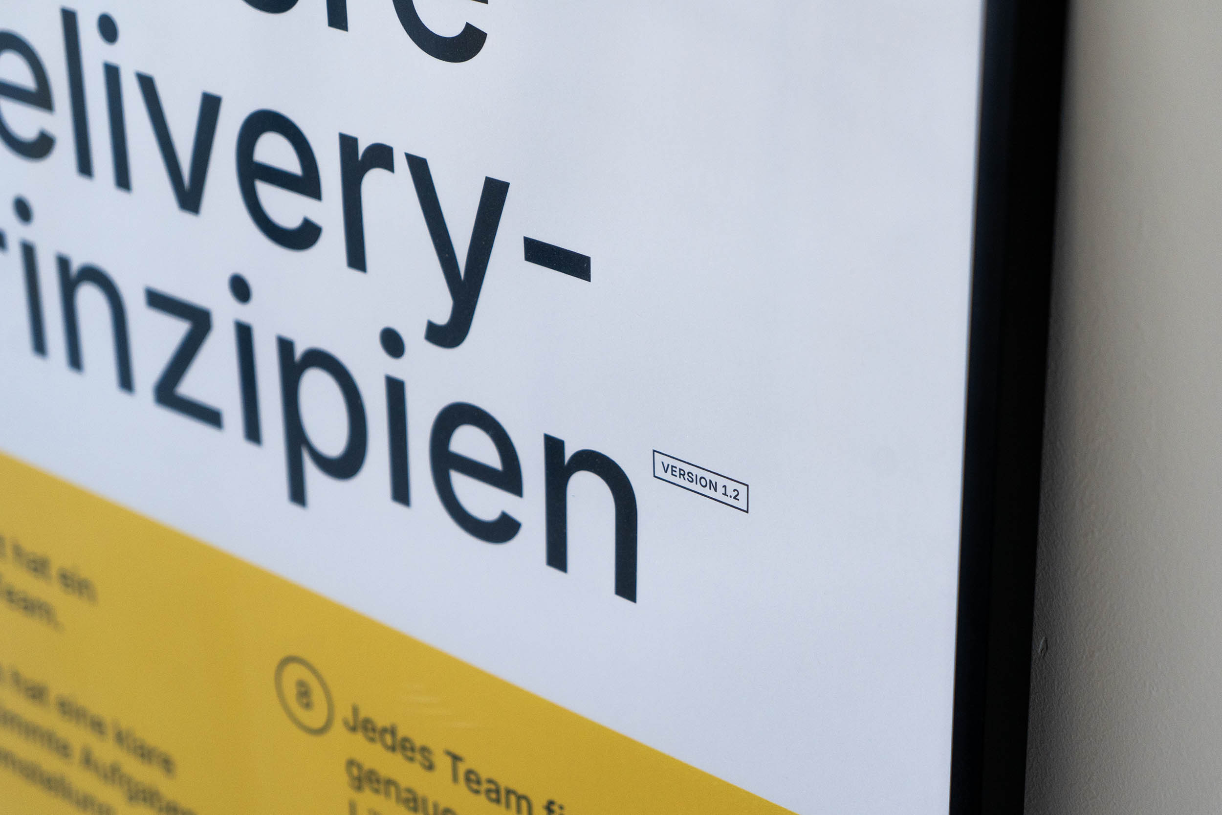 Nahaufnahme des Posters mit den Delivery-Prinzipien mit dem Hinweis, dass es sich um Version 1.2 handelt