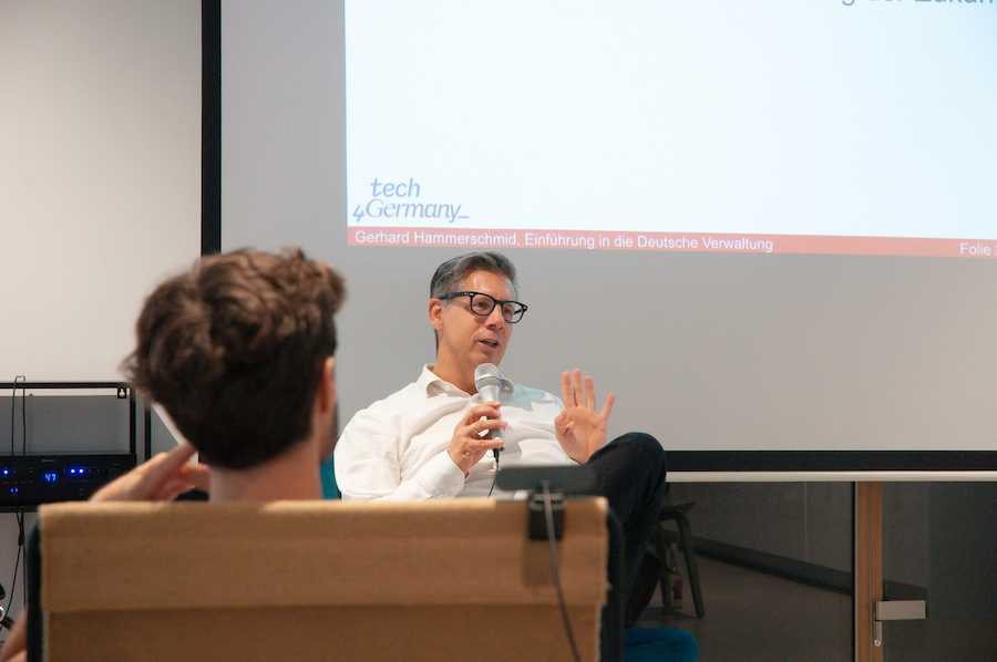 Gerd Hammerschmid hält einen Vortrag