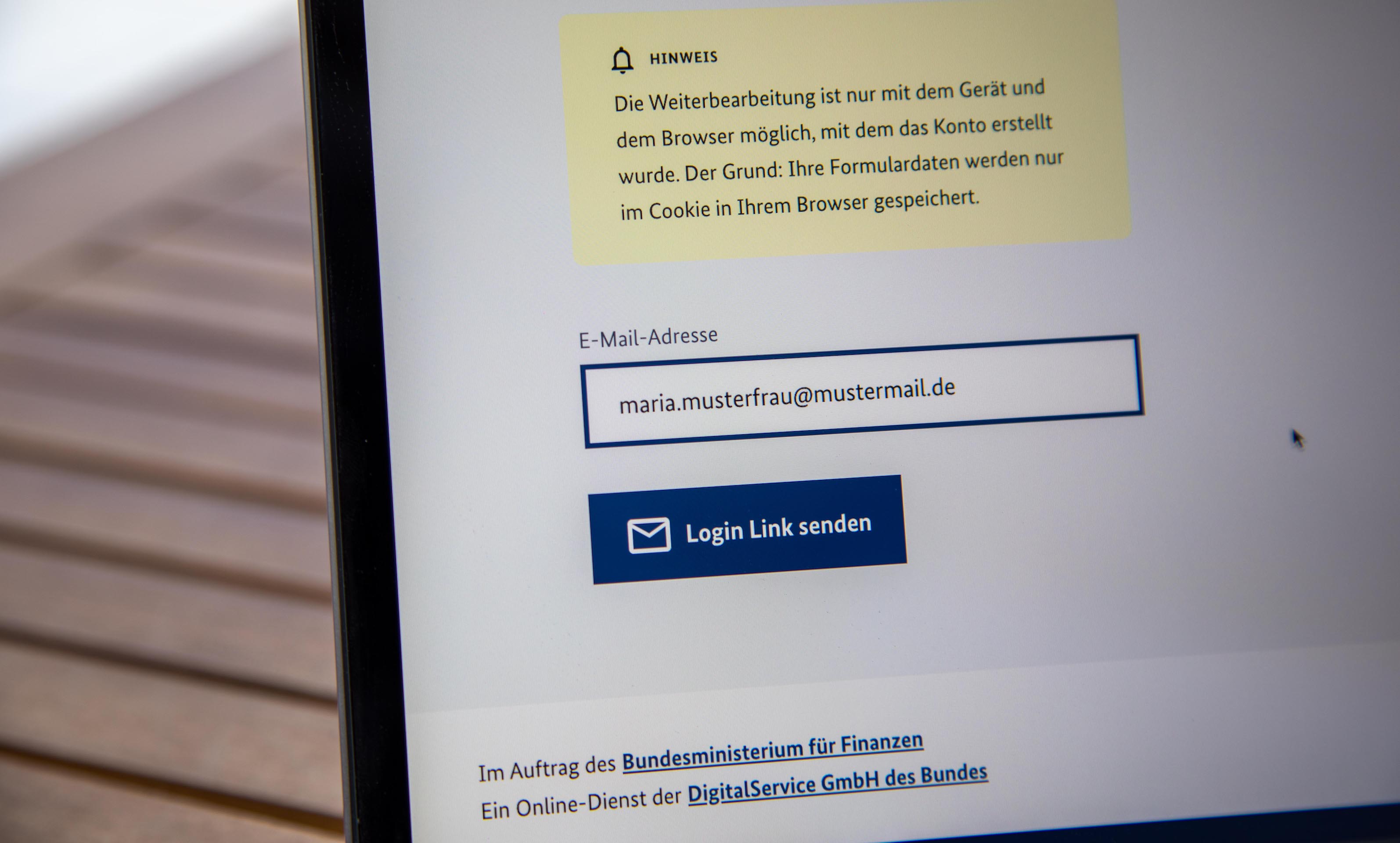 Auf der Webseite Grundsteuererklärung für Privateigentum ist ein zusätzlich eingefügter Hinweis zu sehen, der die korrekte Nutzung der Magic Links sicherstellen soll.