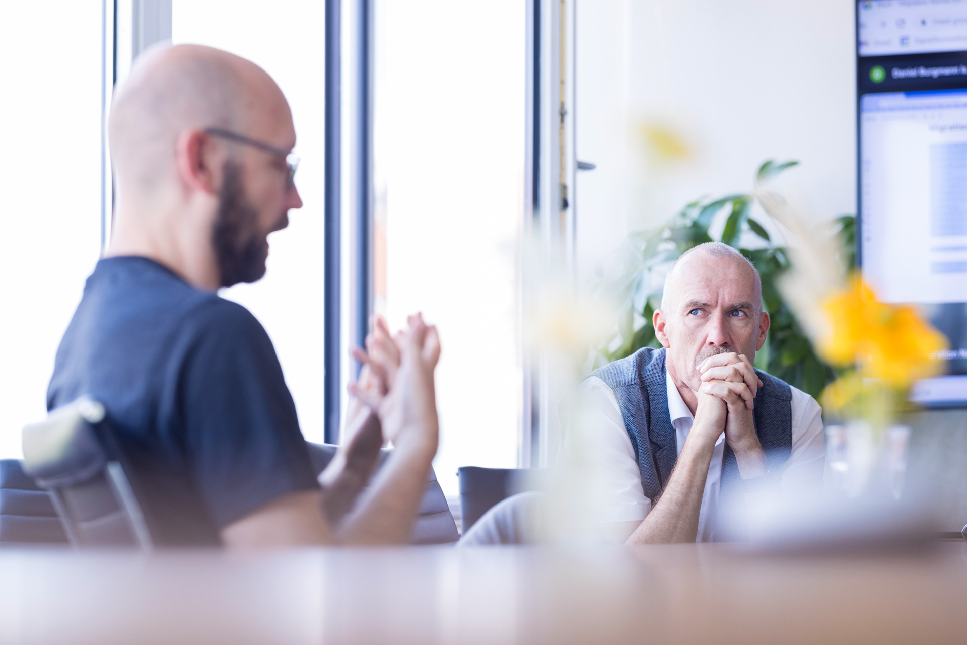 Autor Jörg Ihlefeld hört einem seiner Teammitglieder im Büro des DigitalService zu