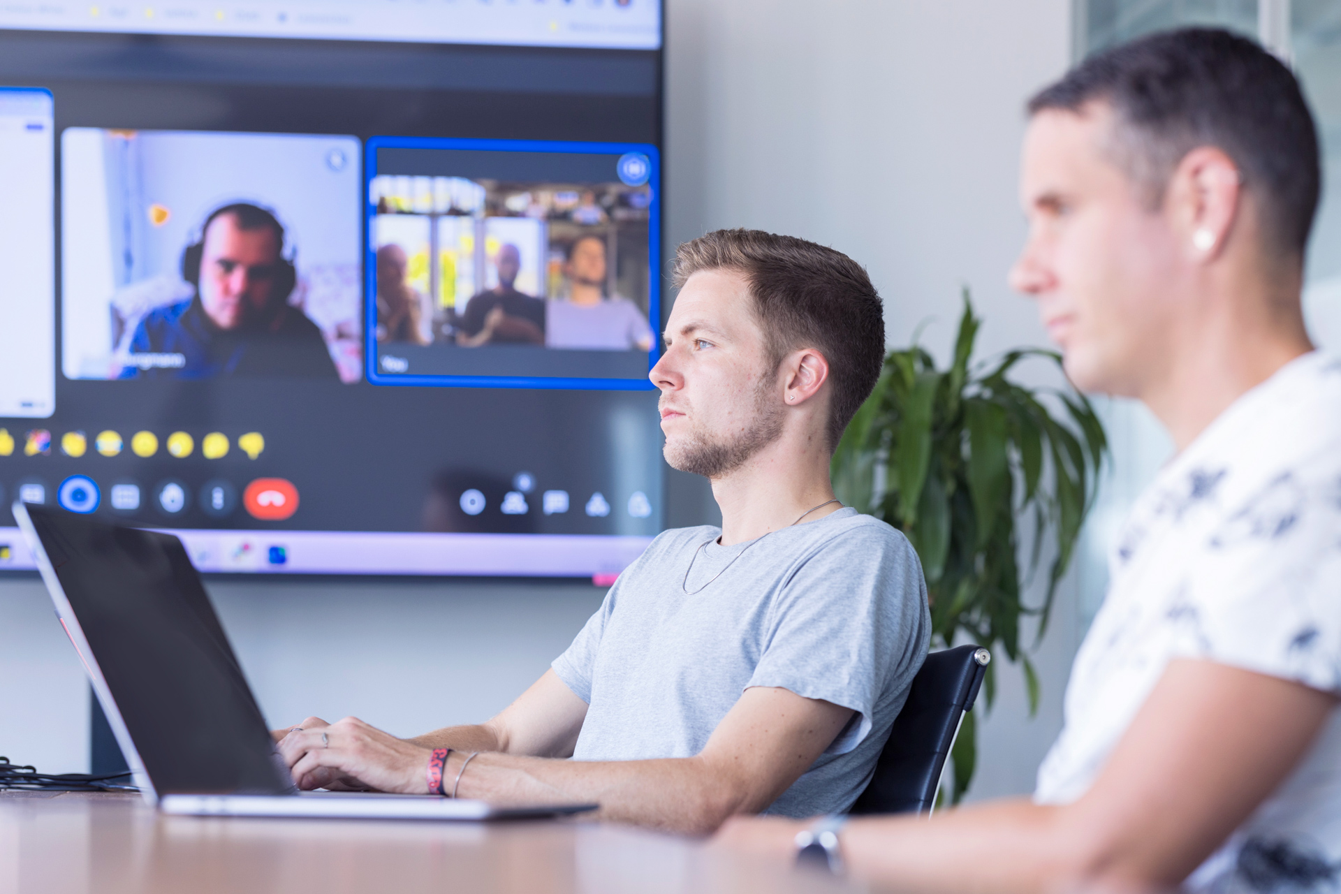 Mitglieder des NeuRIS Teams in einem hybriden Meeting