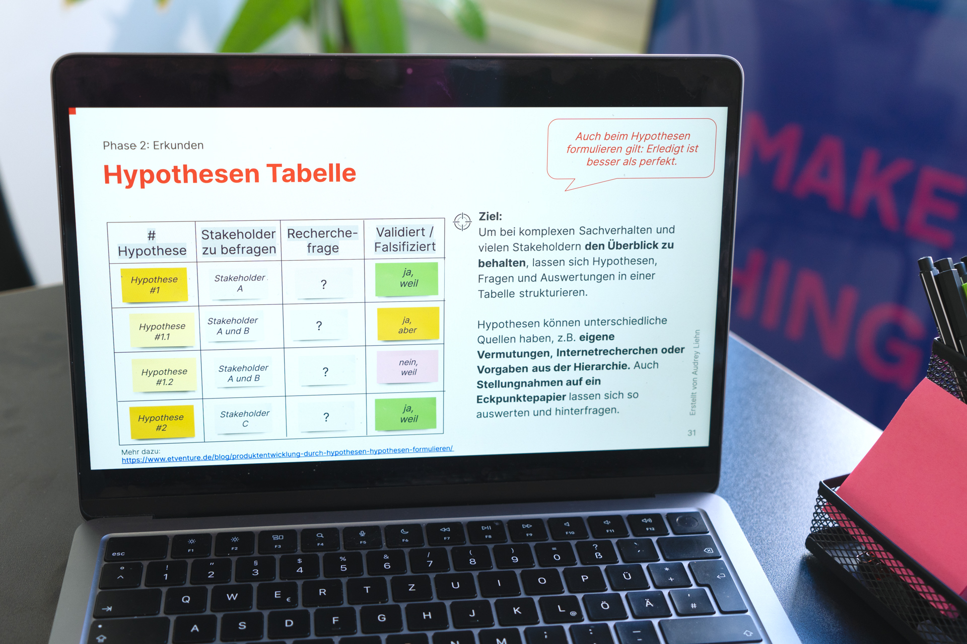 Auf dem Bildschirm eines Laptops, das auf einem Bürotisch steht, ist exemplarisch eine Hypothesen-Tabelle abgebildet, die im vorherigen Abschnitt als eingesetzte Methode beschrieben wurde
