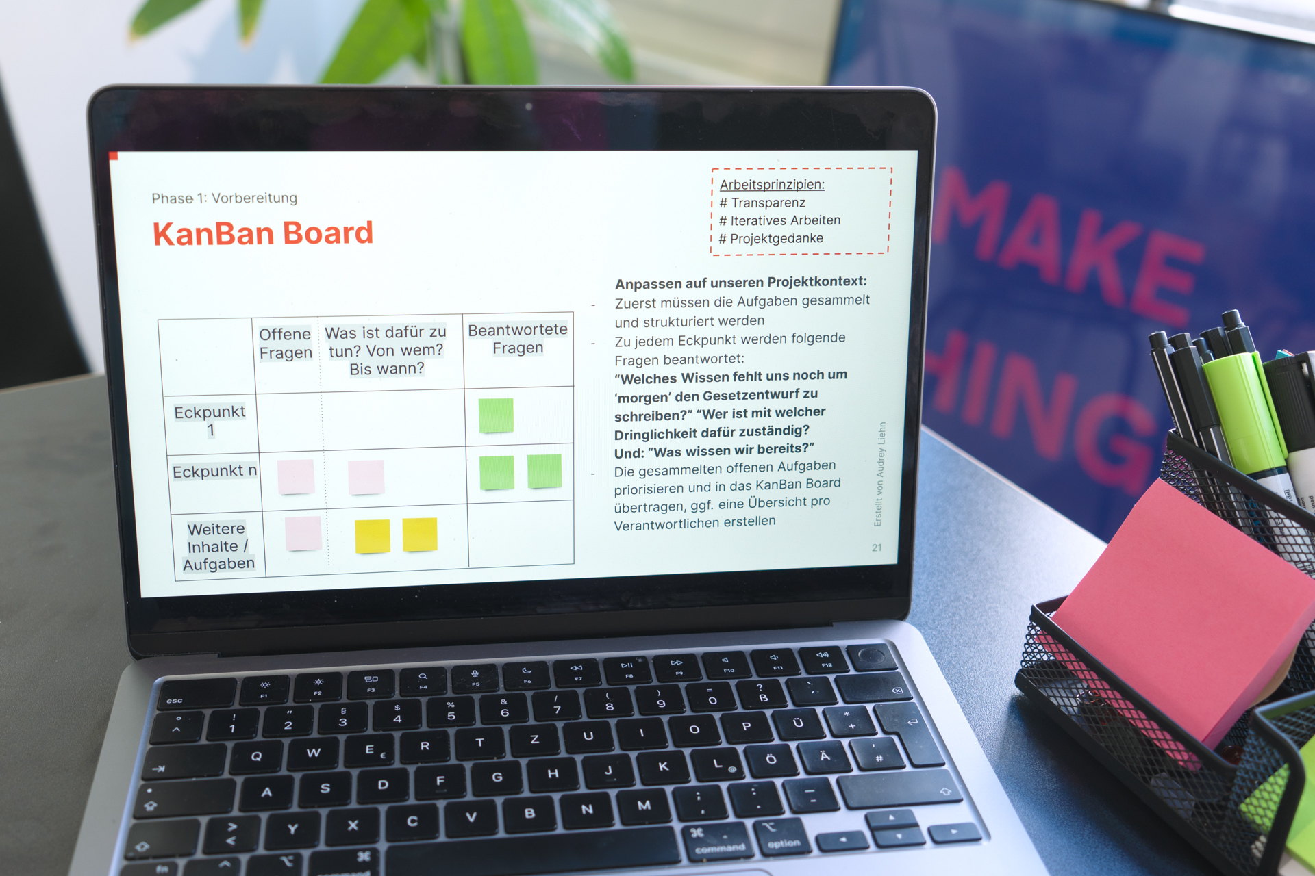 Auf dem Bildschirm eines Laptops, das auf einem Bürotisch steht, ist exemplarisch ein KanBan-Board zu sehen; das Resultat aus der Anwendung der Methode die im folgenden Textabschnitt erklärt wird
