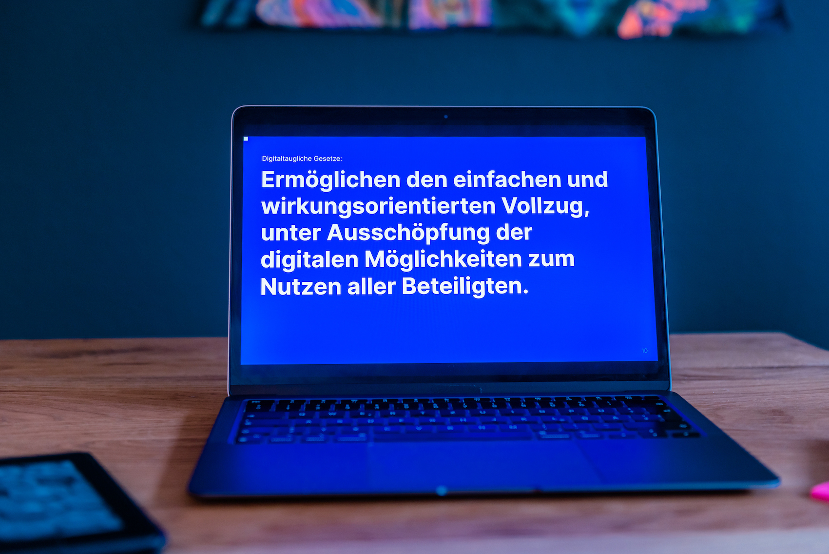 Ein Laptop, auf dem eine Folie gezeigt wird, die die Vorteile einer digitaltauglichen Gesetzgebung beschreibt.
