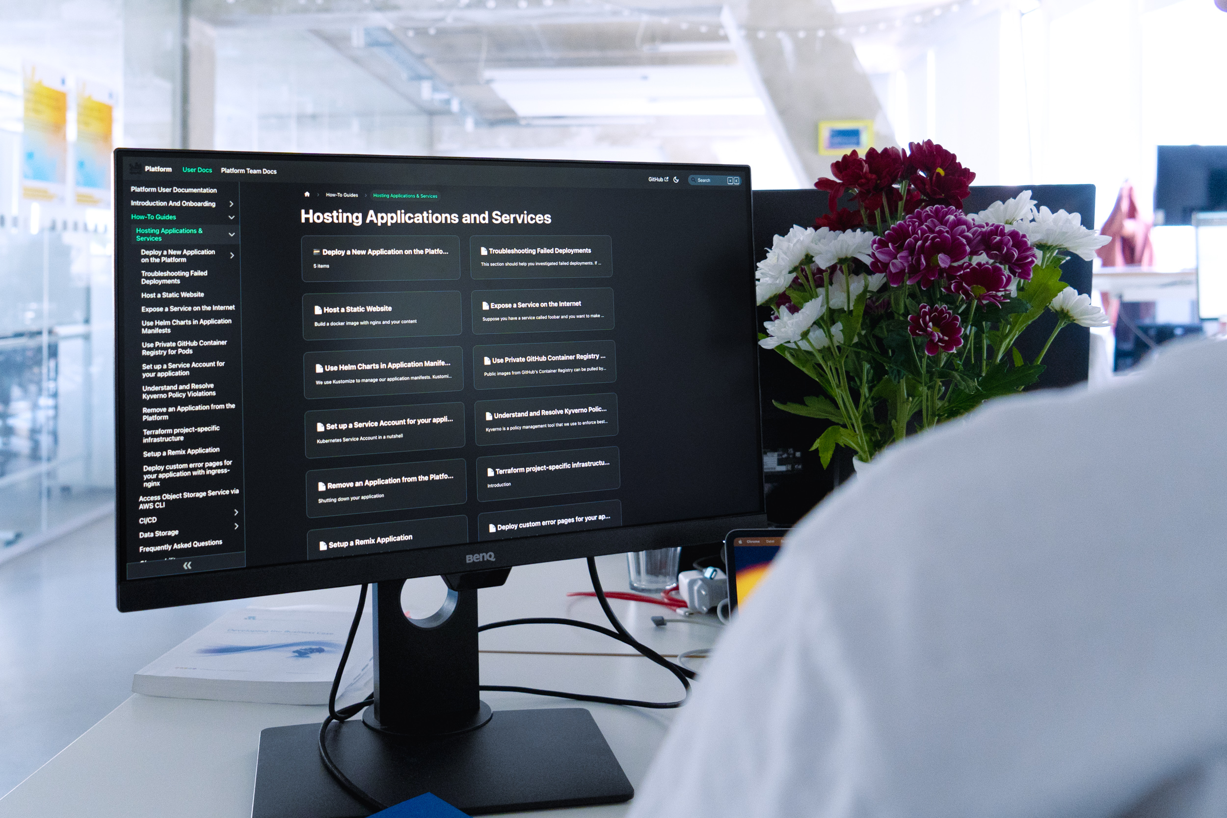 Auf einem großen PC-Bildschirm sind Ausschnitte der Dokumentationsumgebung des Plattform-Teams zu sehen