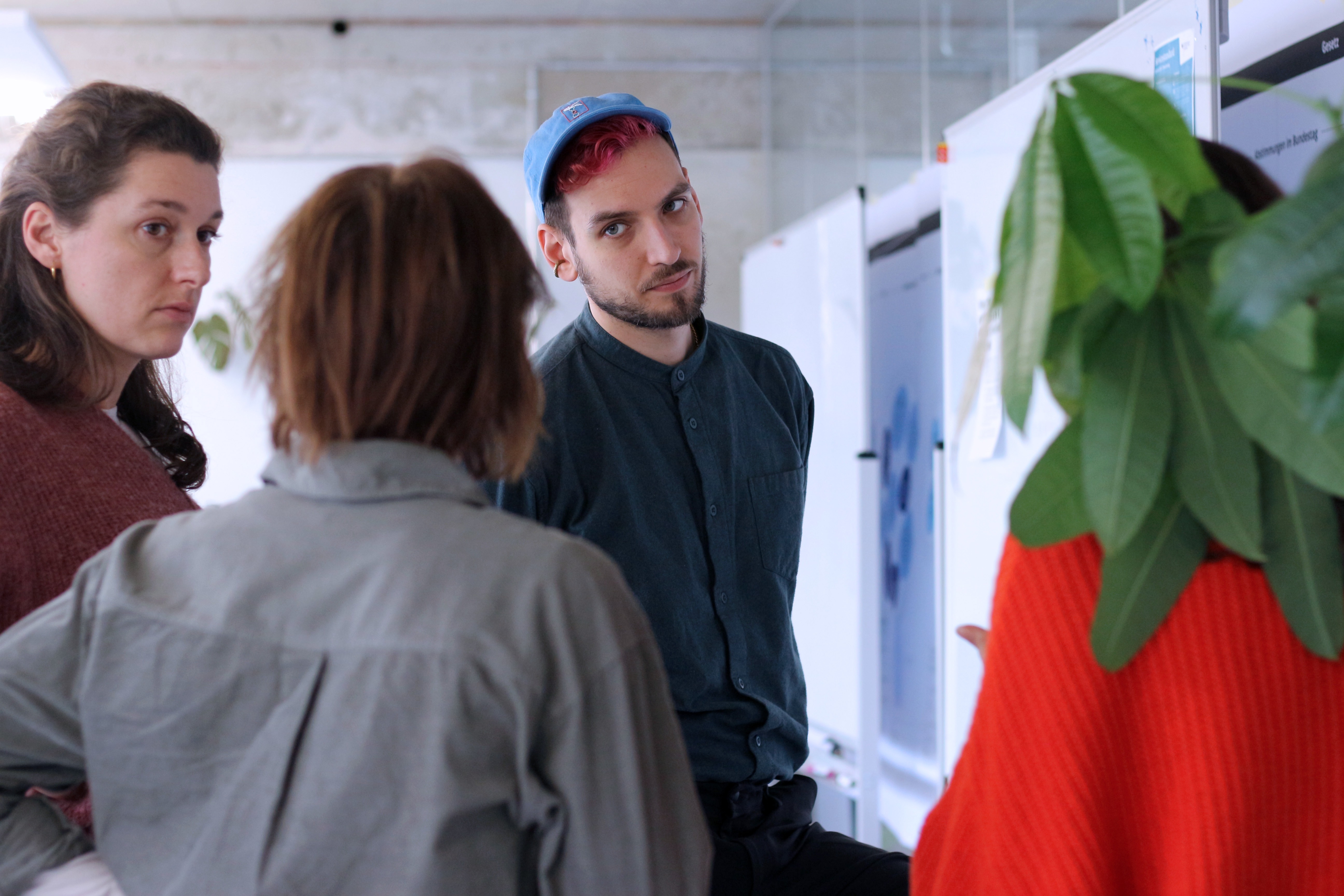 Vier Personen bei einem Stand-up-Meeting in den Büroräumen des DigitalService