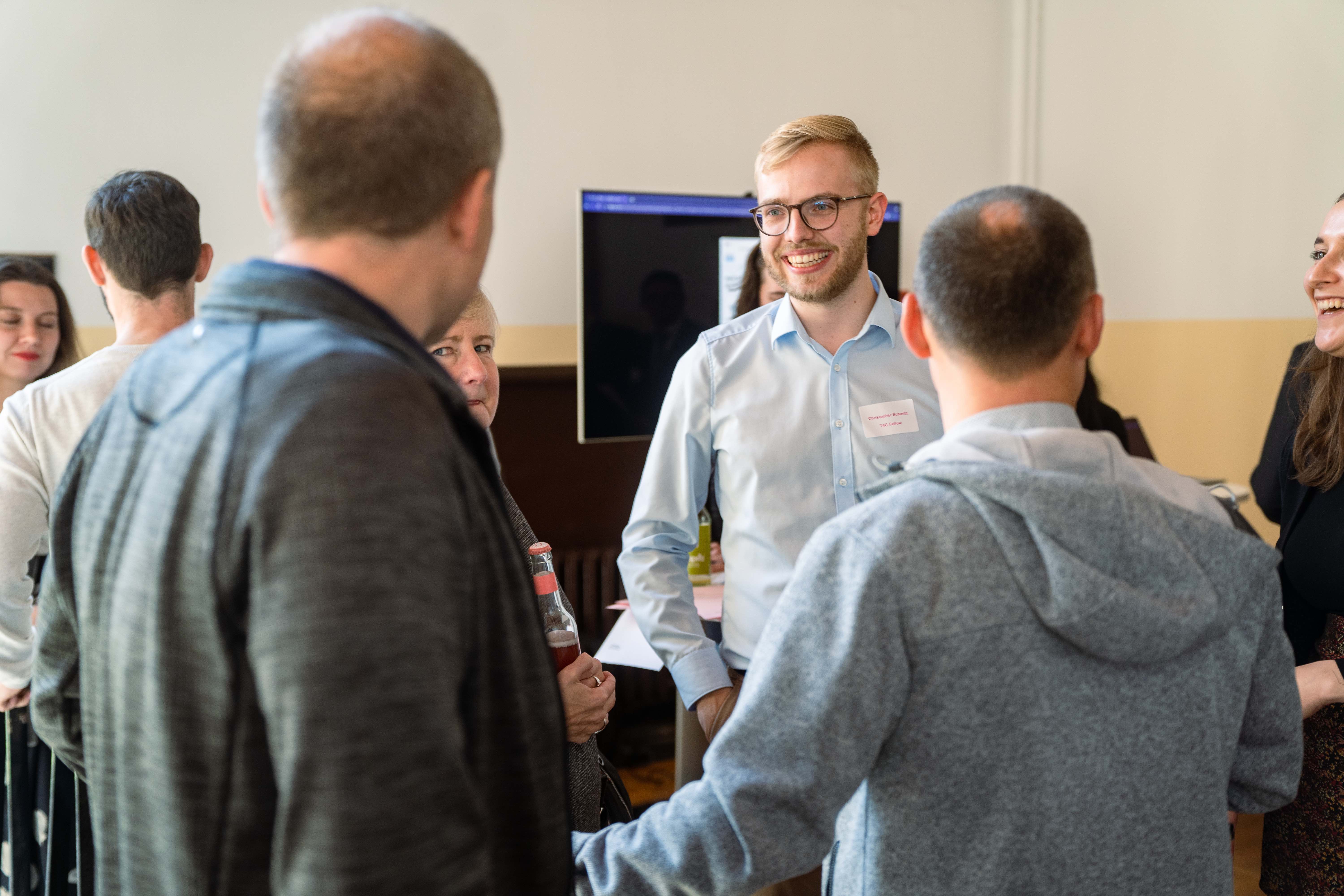 Mehrere Personen stehen zusammen und sprechen