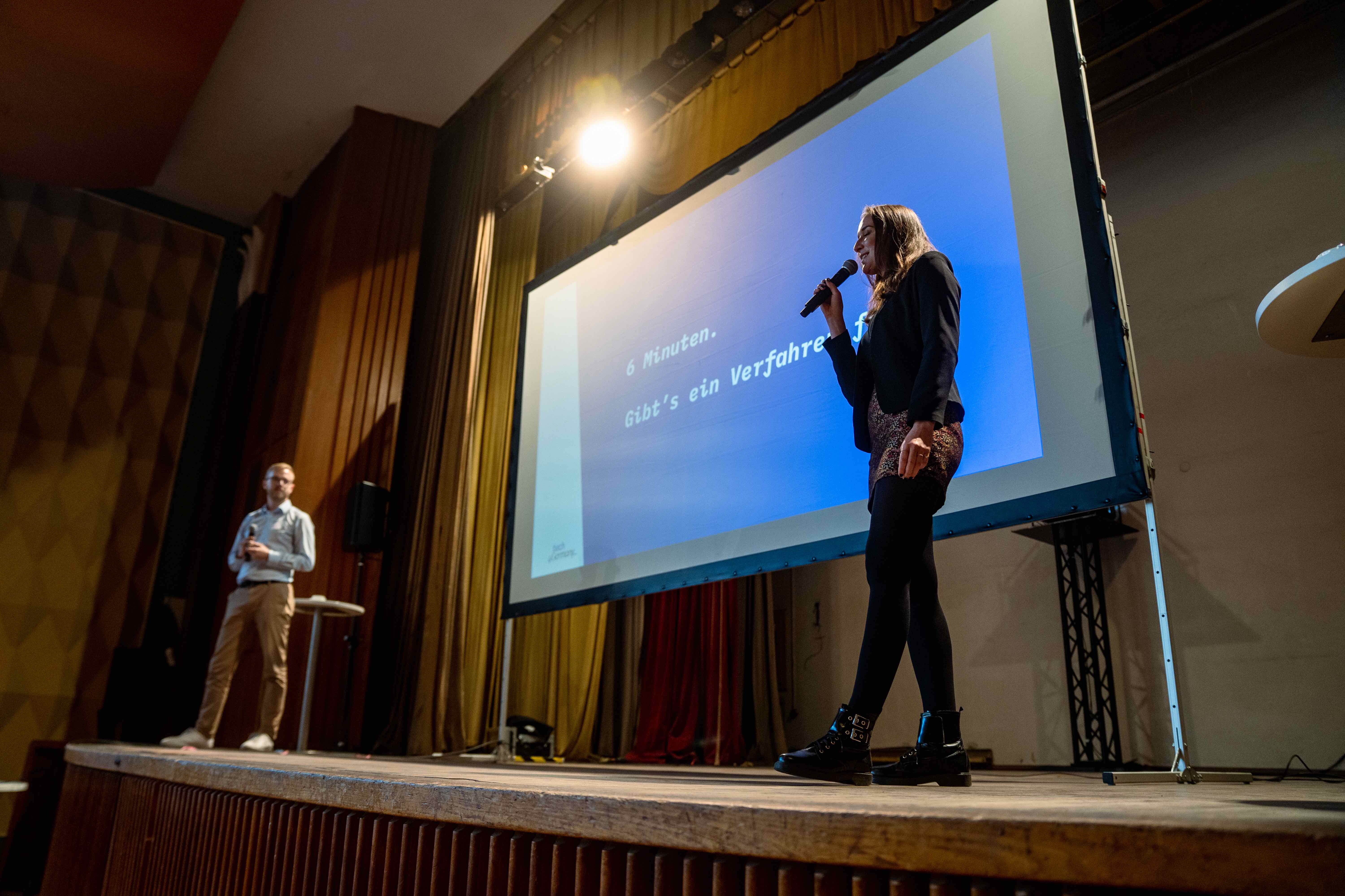 Personen geben Abschlusspräsentation im Funkhaus
