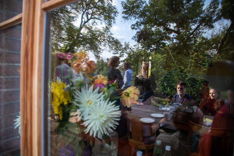 Tech4Germany Fenster mit Dekoration