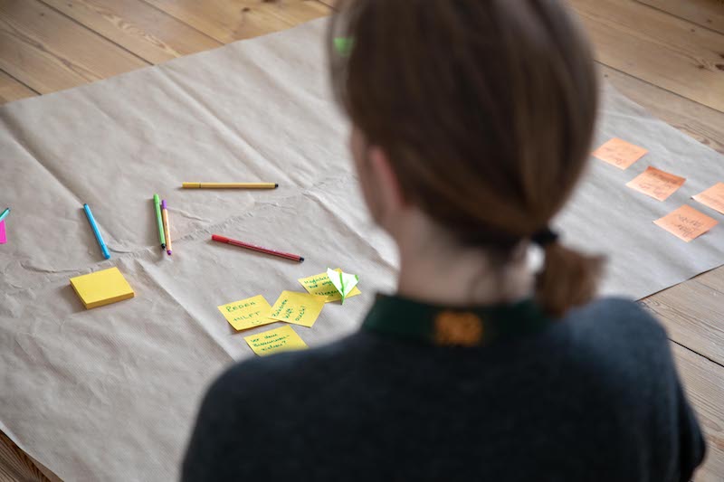 Frau arbeitet am Tech4Germany Projekt