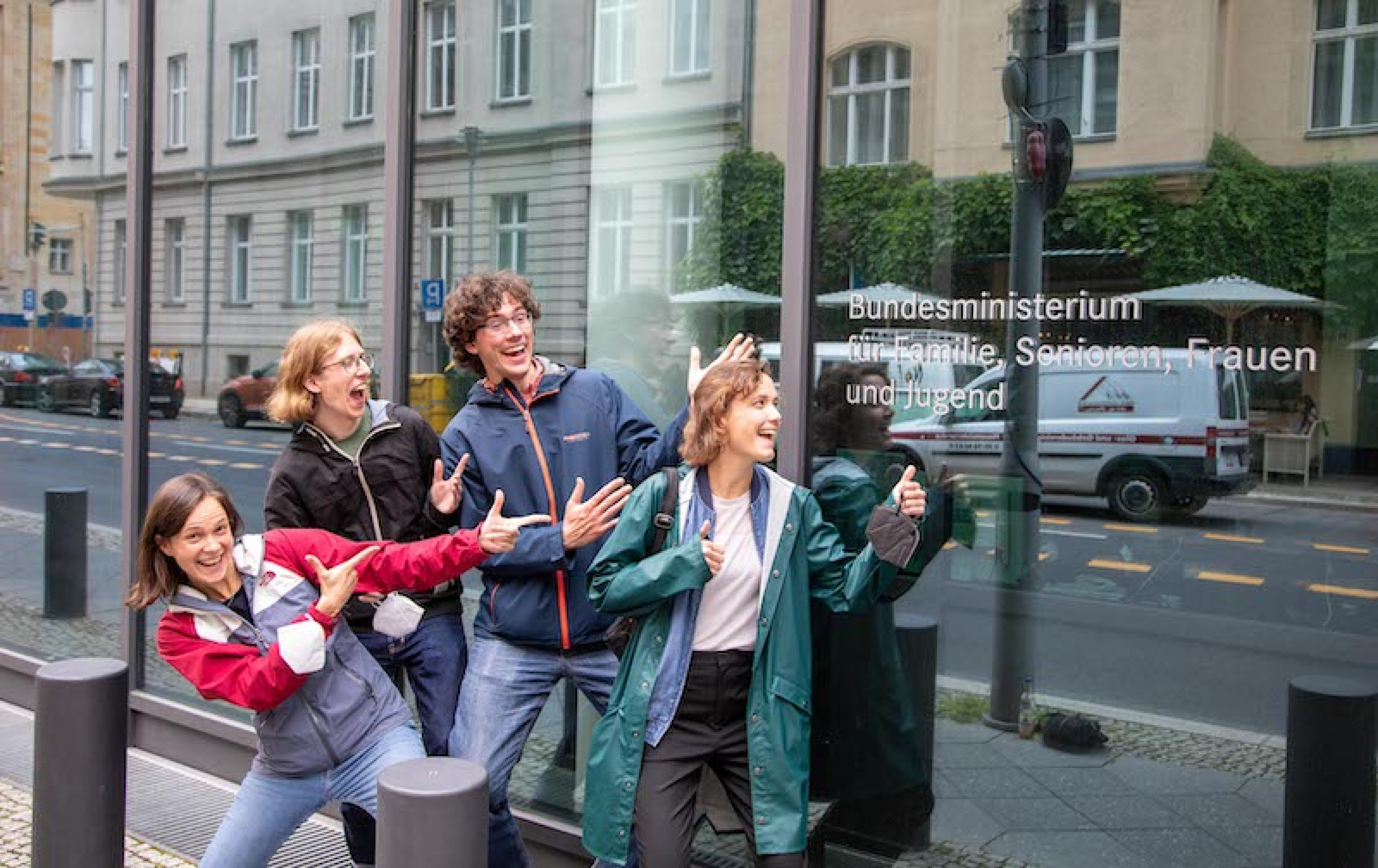 Gruppenfoto nach dem ersten Workshop im BMFSFJ und Digitallots:innen