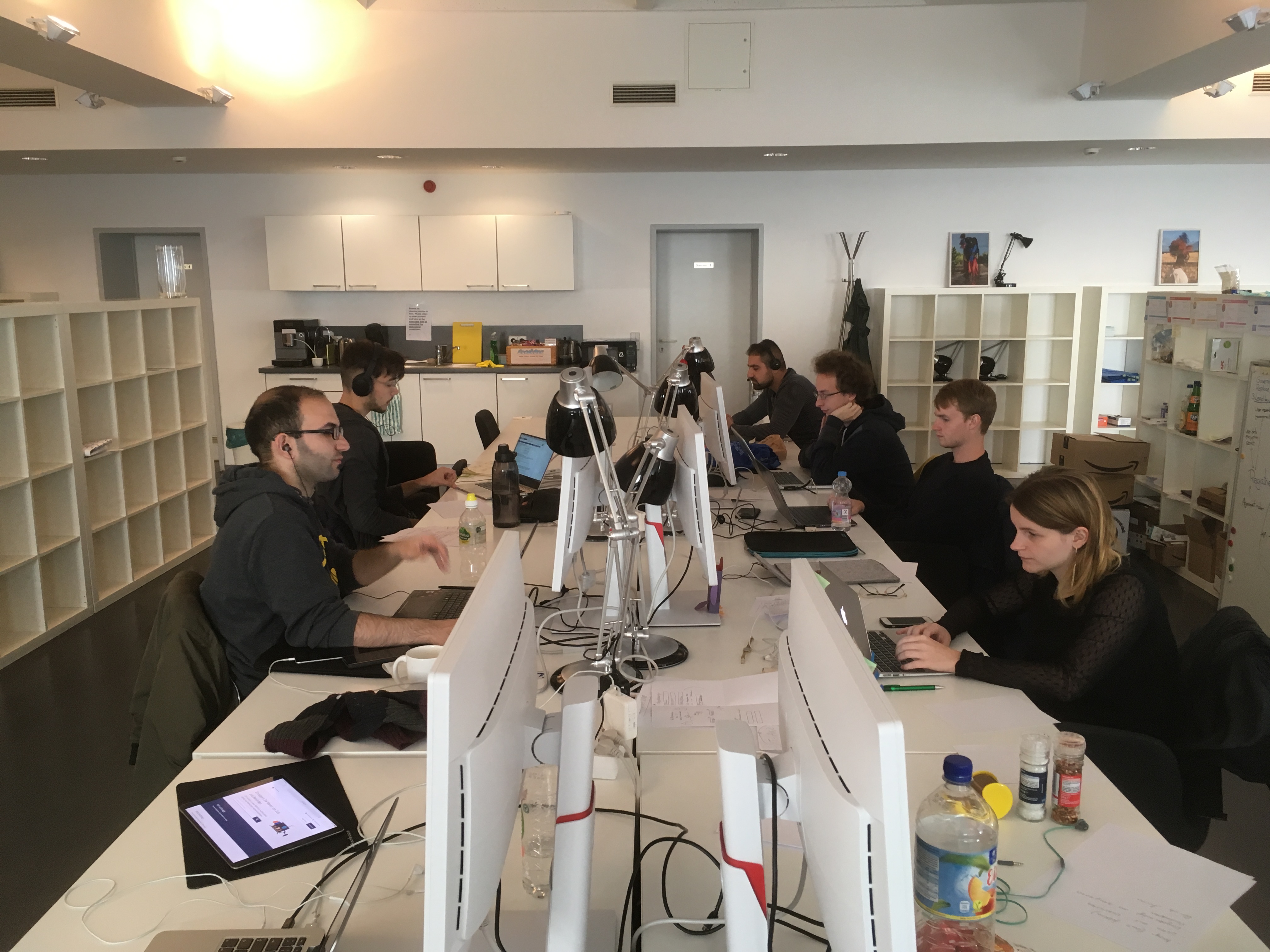 Personen arbeiten im Büro