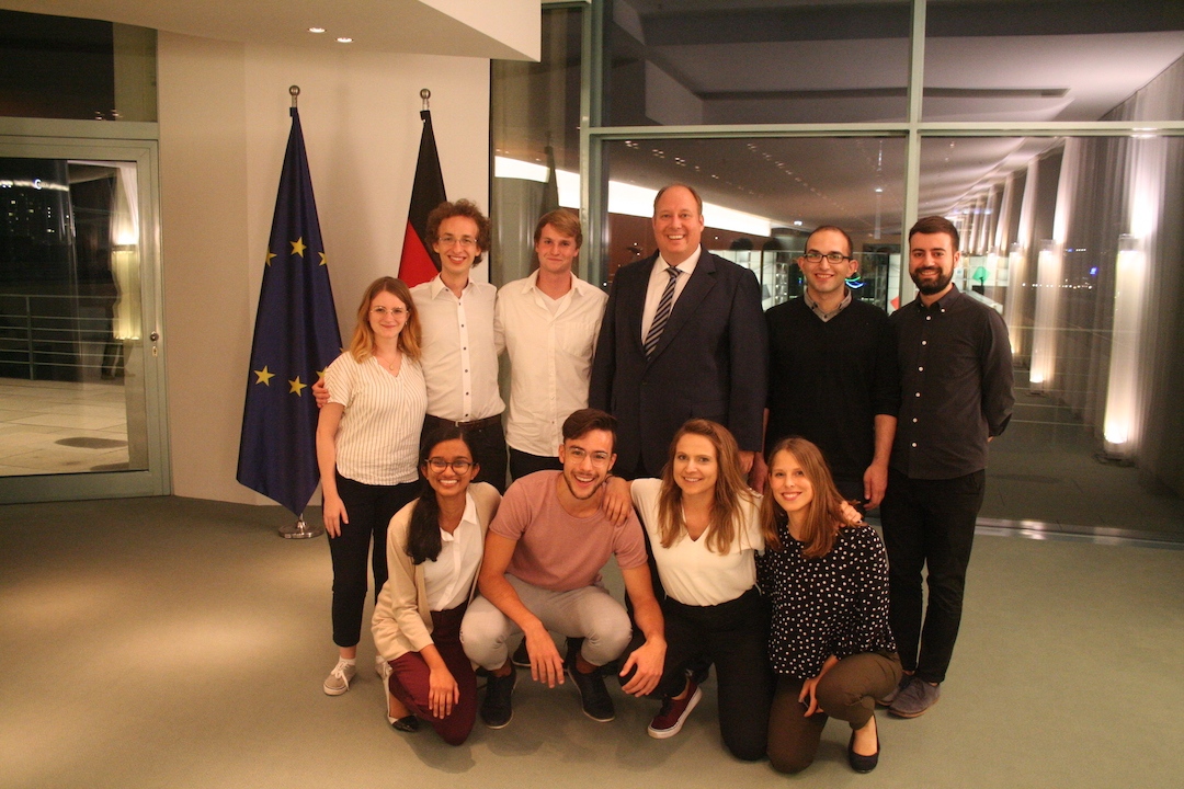 Gruppenfoto Jahrgang 2018 mit Schirmherr Helge Braun im Kanzleramt