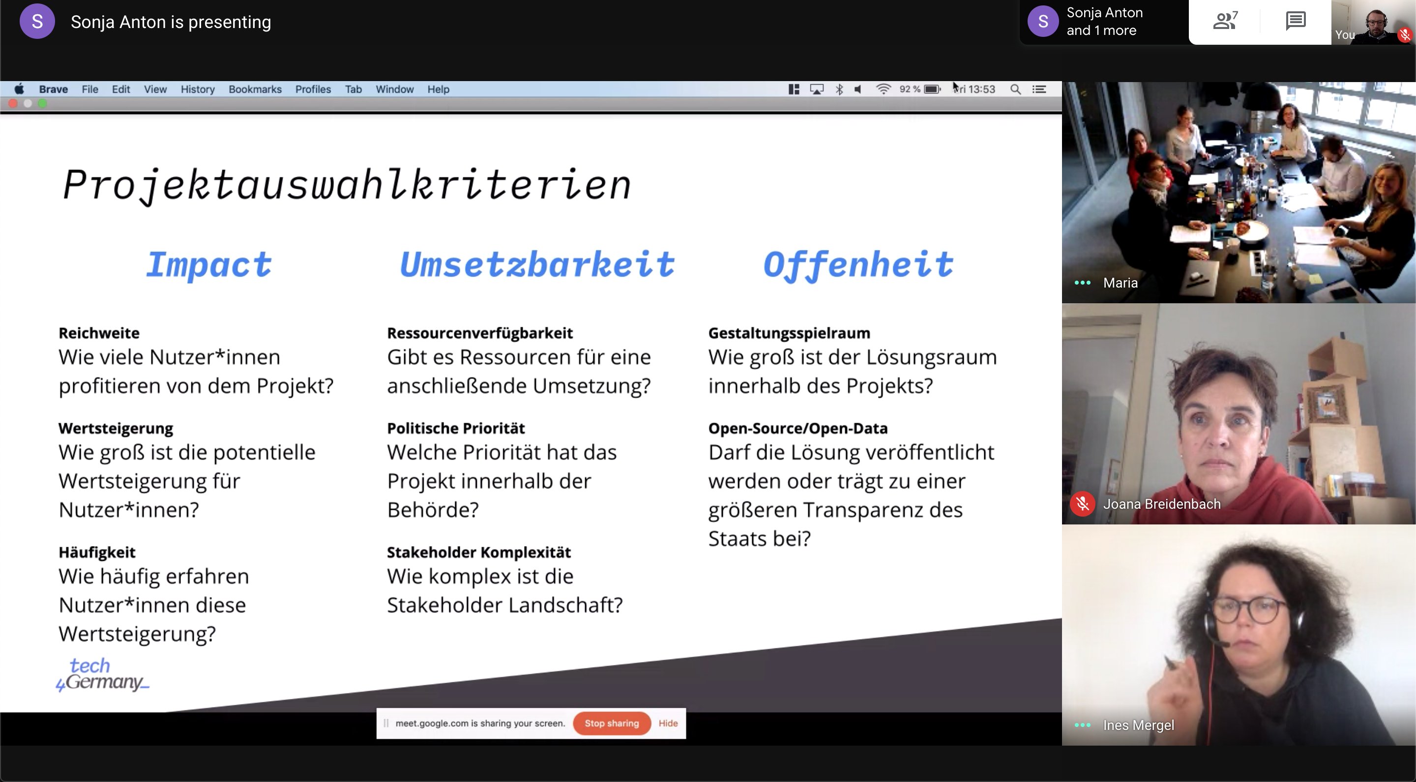 Das Bild ist ein Screenshot des Jurytreffens 2020. Insgesamt sind 10 Teilnehmde zu sehen, die teils persönlich, teils digital teilnehmen. Auf dem Screen sind die Auswahlkriterien von Tech4Germany zu sehen.