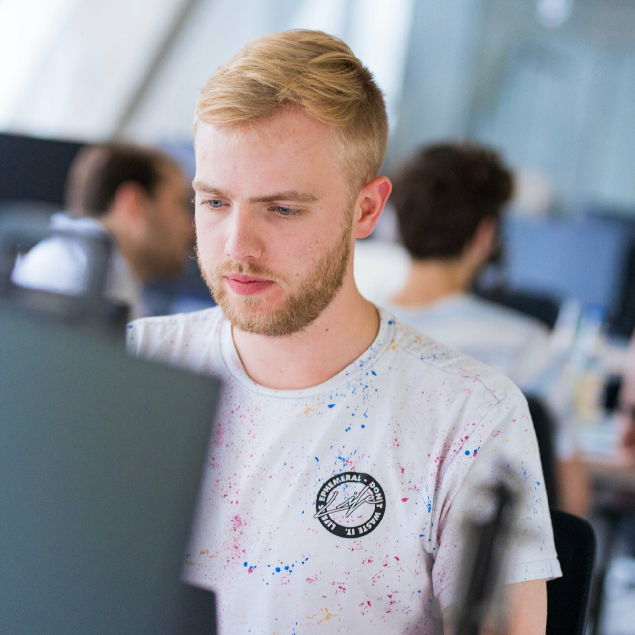 Mann sitzt im Büro am Computer und arbeitet