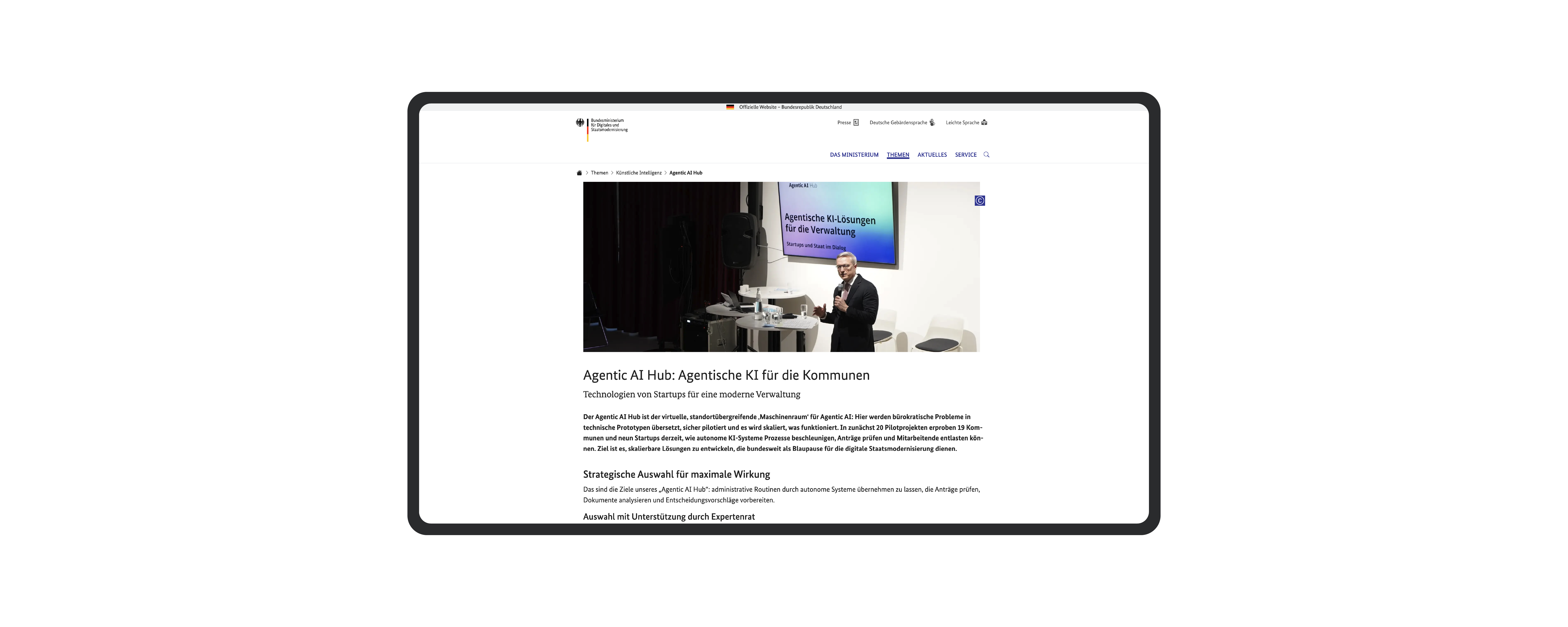 Screenshot der Webseite des Bundesministeriums für Digitales und Staatsmodernisierung zum Thema „Agentic AI Hub: Agentische KI für die Kommunen“. Das zentrale Foto zeigt Karstel Wildberger bei einer Präsentation vor einer Leinwand mit der Aufschrift „Agentische KI-Lösungen für die Verwaltung“.