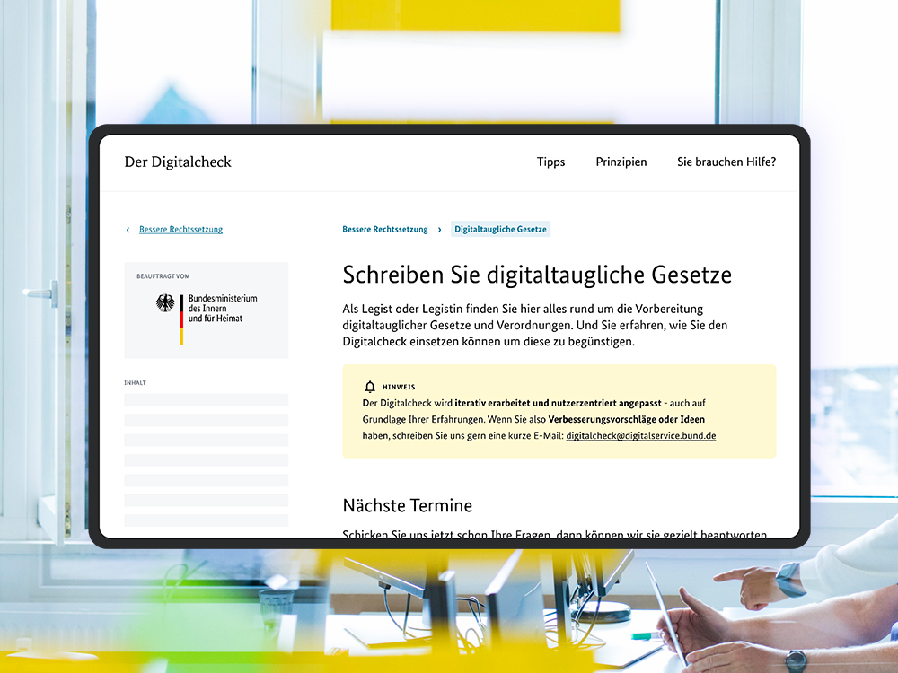 Eine Informationsseite auf einem Tablet für Legist:innen; als visuelles Stilmittel sieht man im Hintergrund das Büro des DigitalService