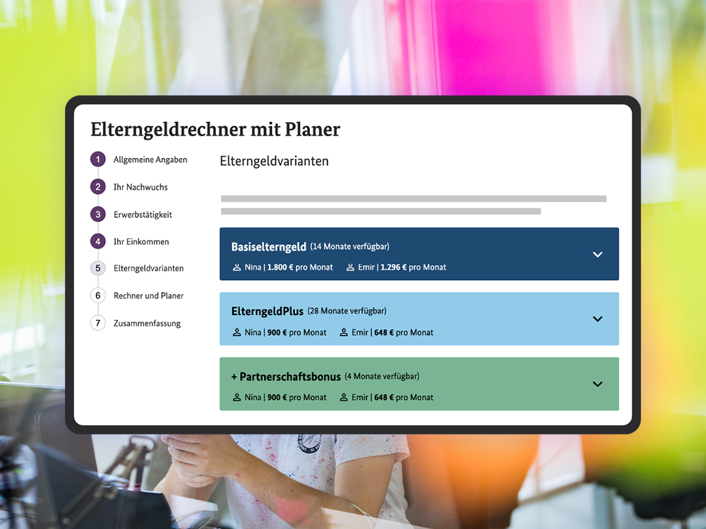 Bildschirm-Ansicht „Elterngeldrechner mit Planer“. Drei Elterngeldvarianten werden vorgeschlagen: „Basiselterngeld“, „ElterngeldPlus“, „+Partnerschaftsbonus“; als visuelles Stilmittel sieht man im Hintergrund das Büro des DigitalService
