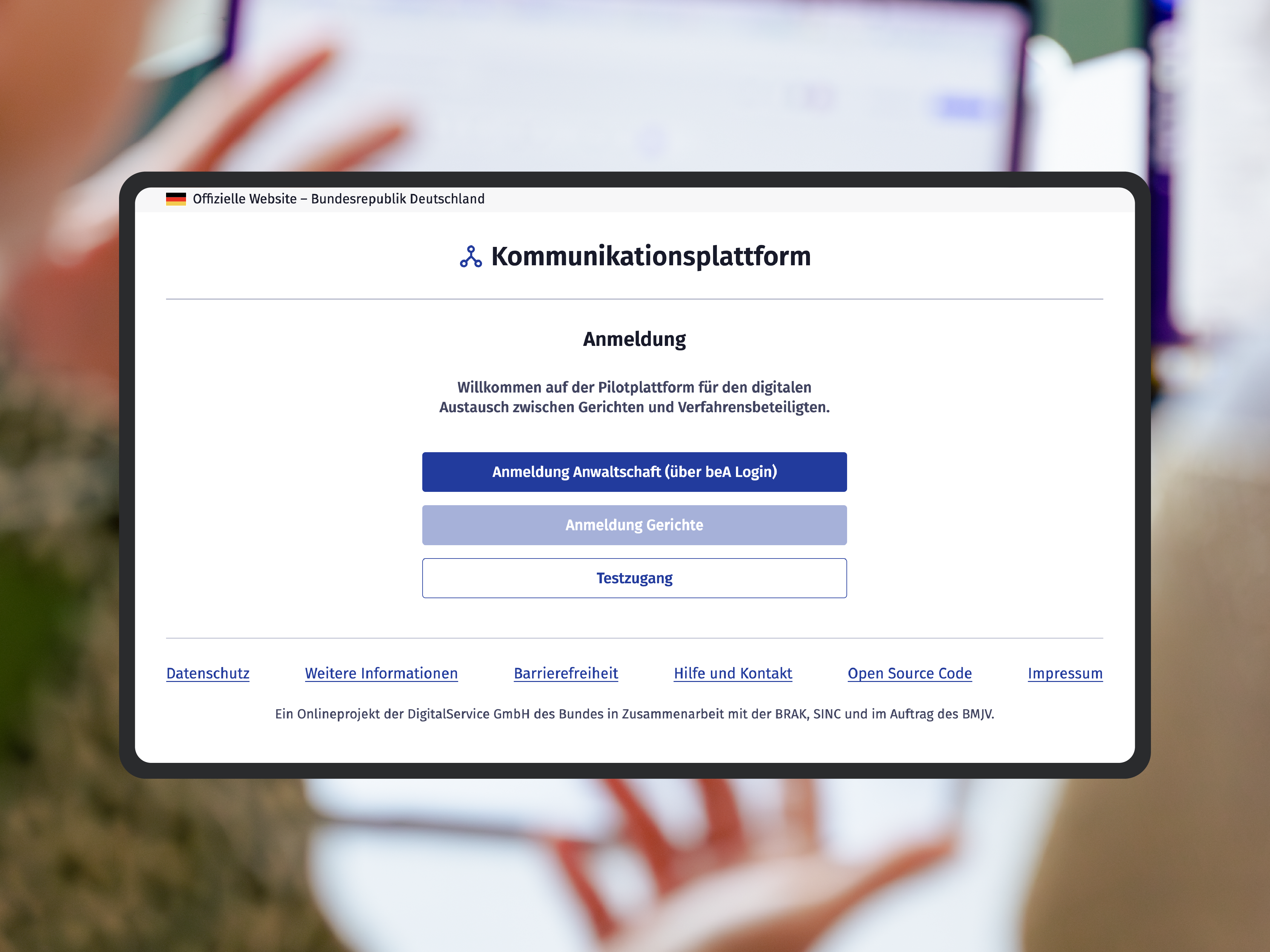 Screenshot der Anmeldeseite einer deutschen Regierungs-„Kommunikationsplattform“ für den digitalen Austausch zwischen Gerichten und Verfahrensbeteiligten. Zu sehen sind drei Schaltflächen: „Anmeldung Anwaltschaft (über beA Login)“, „Anmeldung Gerichte“ und „Testzugang“.