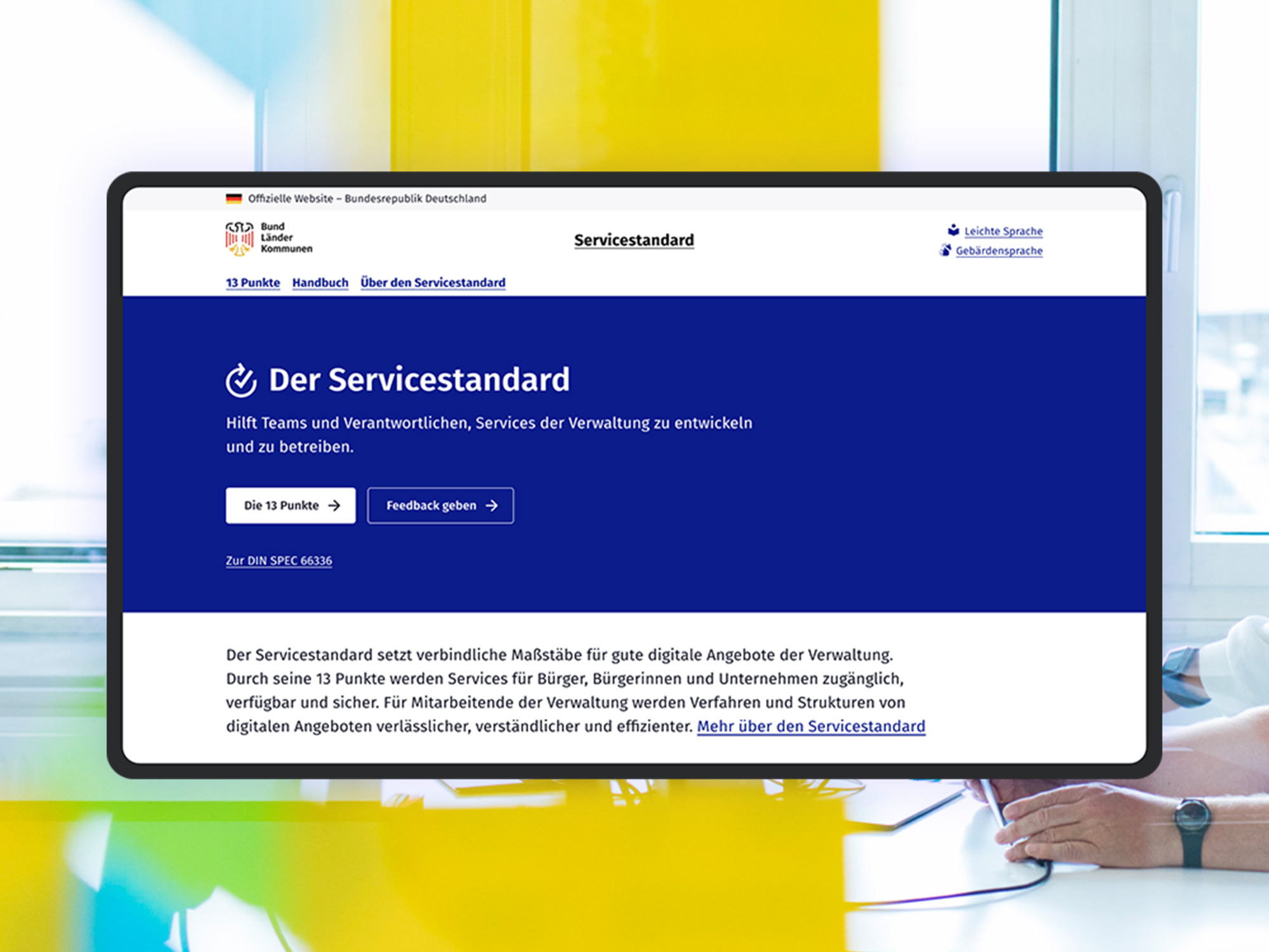 Ein Screenshot der aktuellen Beta-Version der Servicestandard Website; als visuelles Stilmittel sieht man im Hintergrund das Büro des DigitalService.