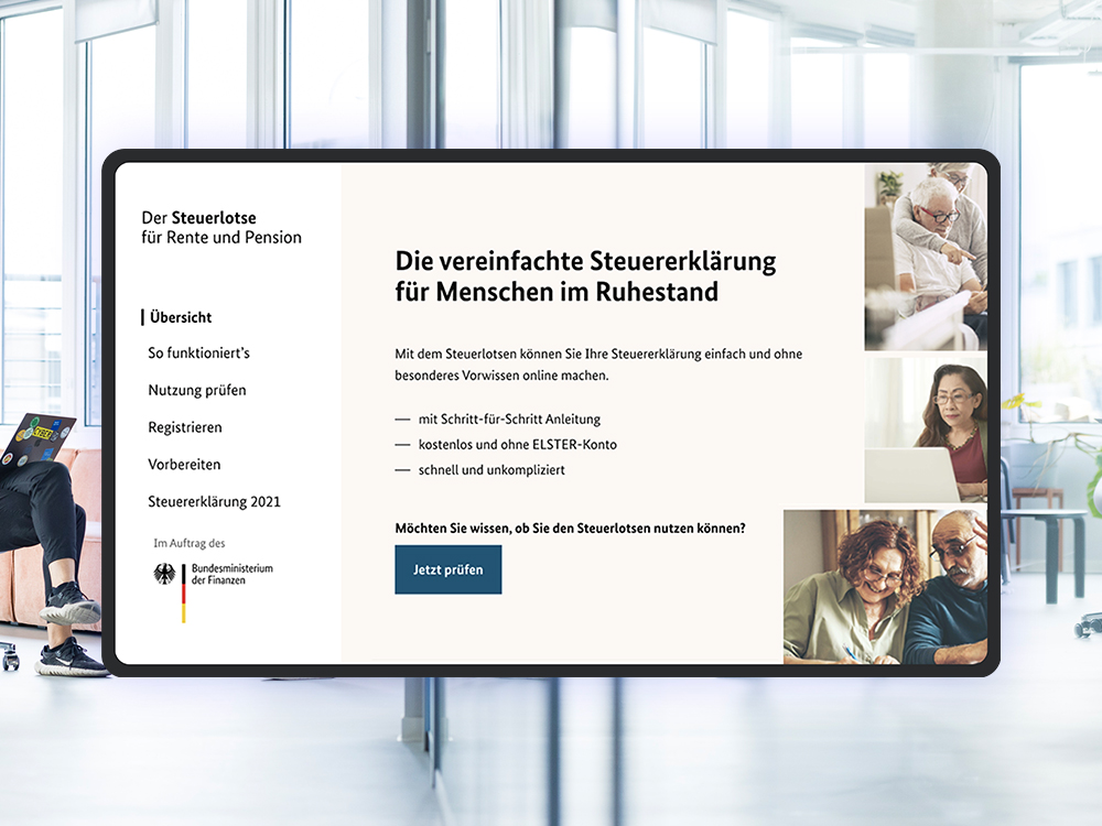 Die Startseite des Online-Services Steuerlotse für Rente und Pension auf einem Tablet zeigt einen Überblick über die zur Auswahl stehenden Menüpunkte; als visuelles Stilmittel sieht man im Hintergrund das Büro des DigitalService