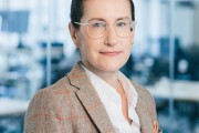 Porträtfoto von Anja Theurer, CFO beim DigitalService
